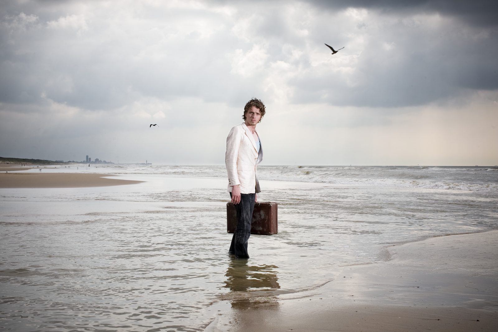 Laurens de Groot met koffer aan de vloedlijn