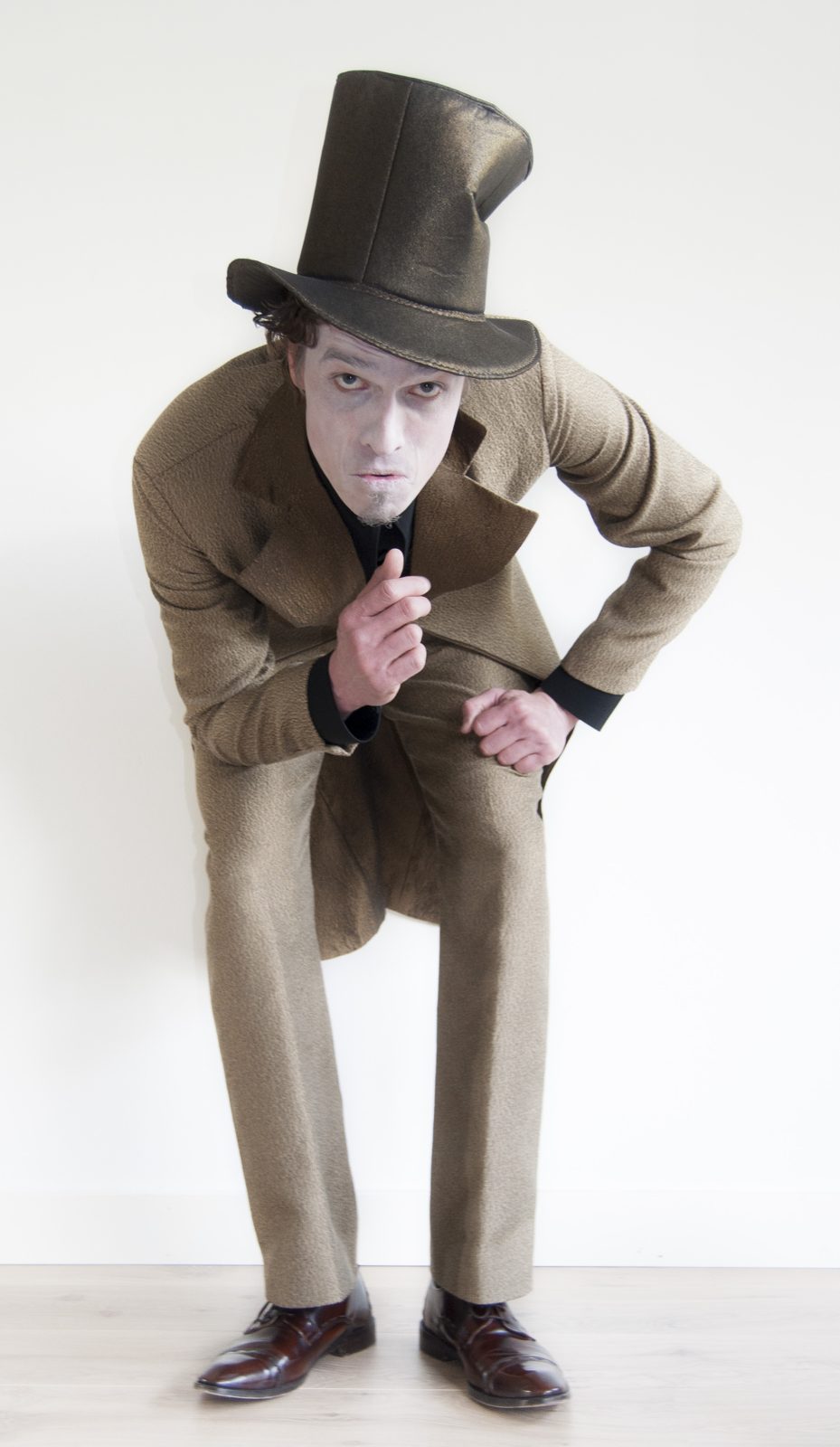 Klaun, 2014: een clown met hoge hoed en koffer