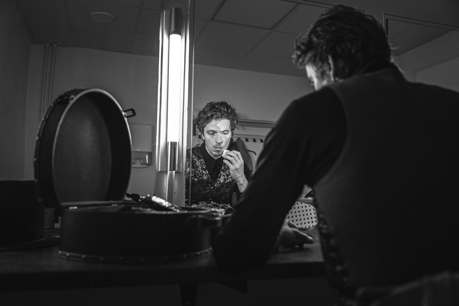 Gesprek aan tafel in schemerlicht